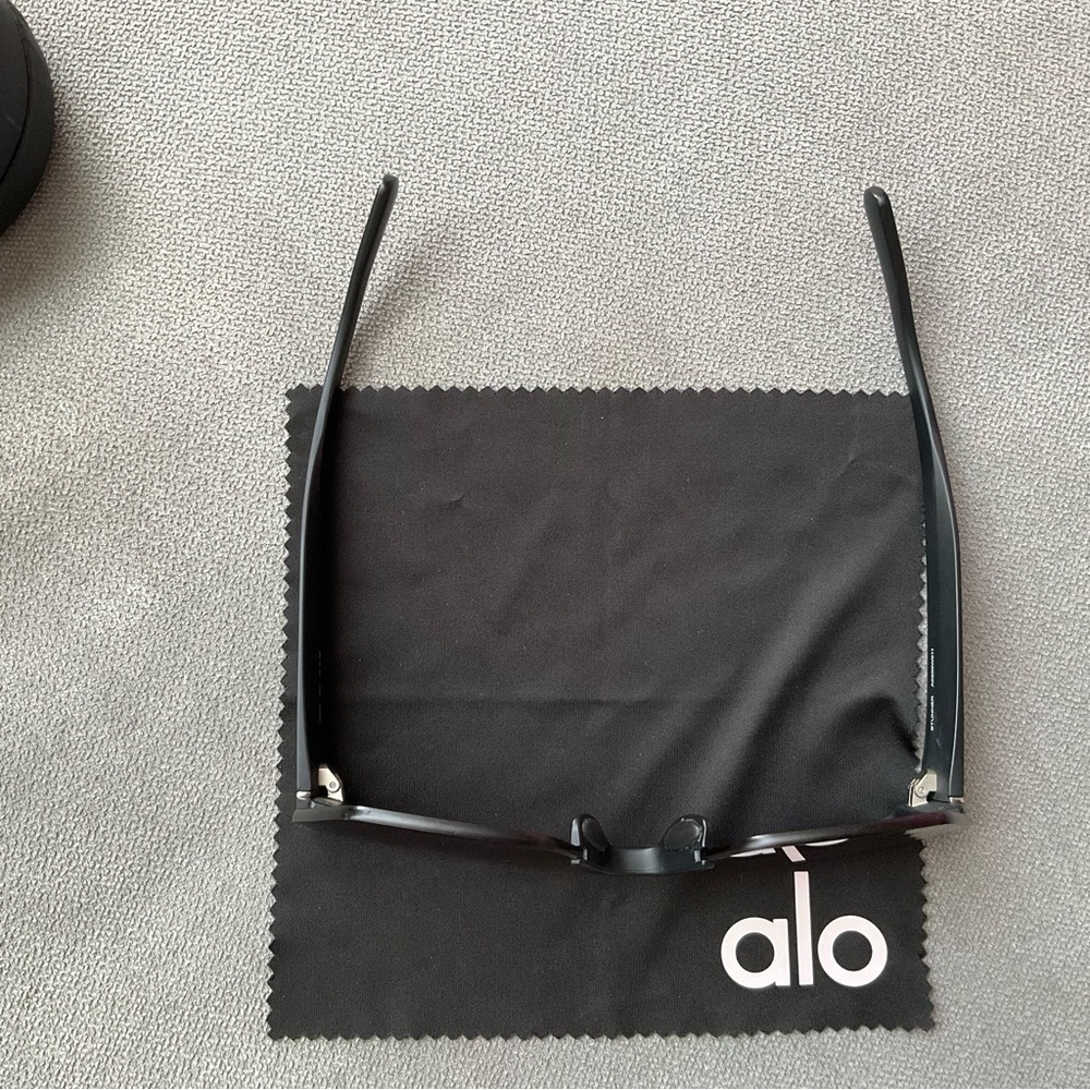 Alo Yoga Stunner Sunglasses Black - Picture 9 of 15